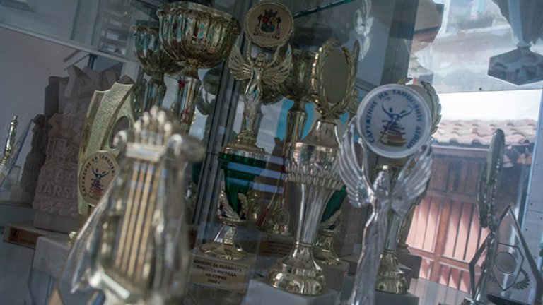 Витрините са тесни за всички купи и медали, спечелени от ансамбъл "София - 6"