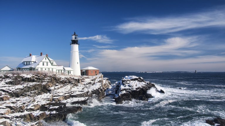 Портланд Хед, Мейн 
Този фар представлява класическа гледка от американското северно атлантическо крайбрежие – върху суровите скали на нос Елизабет край пристанището на град Портланд в Мейн. 
На мястото има и музей, в който посетителите могат да чуят трагичните истории на корабите, разбили се край бурното и опасно крайбрежие на Мейн. Самият фар е от 1791 г. и още функционира.