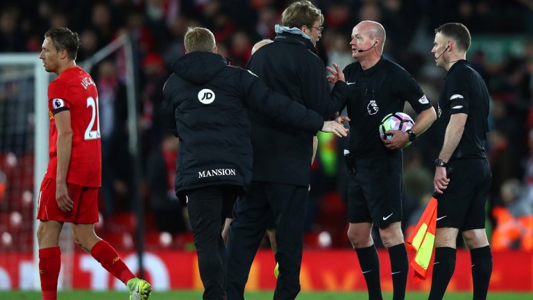 Юрген Клоп разяснява претенциите си на рефера Лий Мейсън след края на срещата