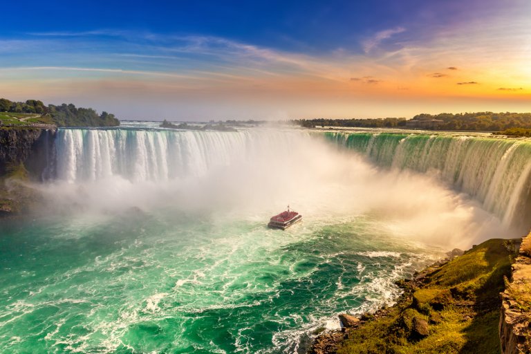 Ниагарският водопад (на снимката) привлича огромен брой туристи и се намира в близост до Торонто.