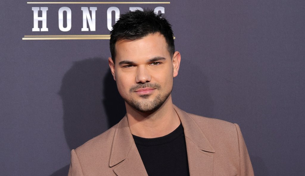 Тейлър Лаутнър
Със звездата от “Здрач” Тейлър Лаутнър се запознава през 2009 г. на снимачната площадка на романтичната комедия “Денят на влюбените”. Двамата играят гимназисти, които се опитват да признаят чувствата си един на друг, а химията им пред камерата бързо прераства в реална връзка.
Романсът им обаче не трае дълго – няколко месеца след запознанството си те се разделят. За сметка на това Лаутнър остава едно от малкото ѝ бивши гаджета, с които Тейлър успява да запази приятелски отношения.