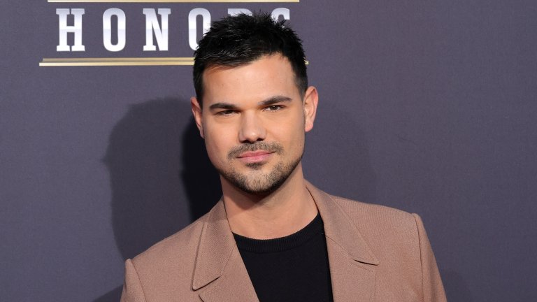 Тейлър Лаутнър
Със звездата от “Здрач” Тейлър Лаутнър се запознава през 2009 г. на снимачната площадка на романтичната комедия “Денят на влюбените”. Двамата играят гимназисти, които се опитват да признаят чувствата си един на друг, а химията им пред камерата бързо прераства в реална връзка.
Романсът им обаче не трае дълго – няколко месеца след запознанството си те се разделят. За сметка на това Лаутнър остава едно от малкото ѝ бивши гаджета, с които Тейлър успява да запази приятелски отношения.