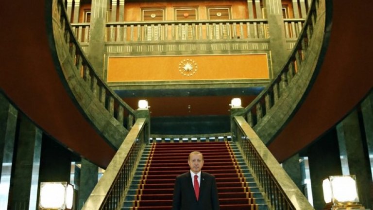 Президентът на Турция Реджеб Ердоган показва палата, малко преди първия официален прием в него по повод Деня на републиката