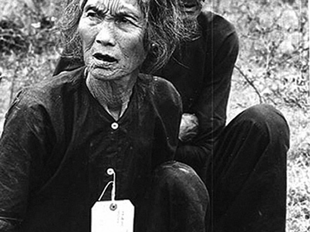 558px-Vietnamese_villagers_suspected_of_being_communists_by_the_US_Army_-_1966