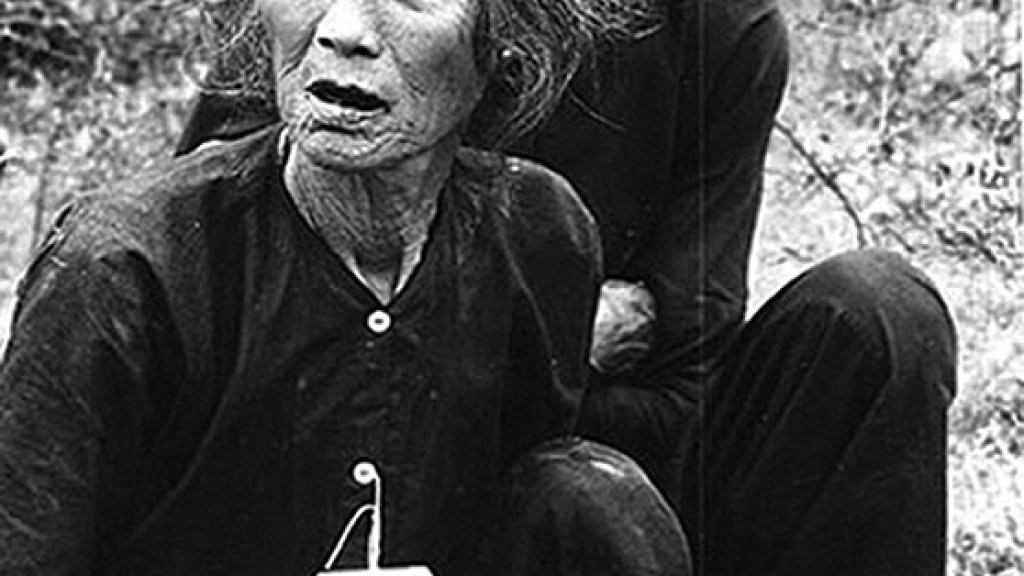558px-Vietnamese_villagers_suspected_of_being_communists_by_the_US_Army_-_1966
