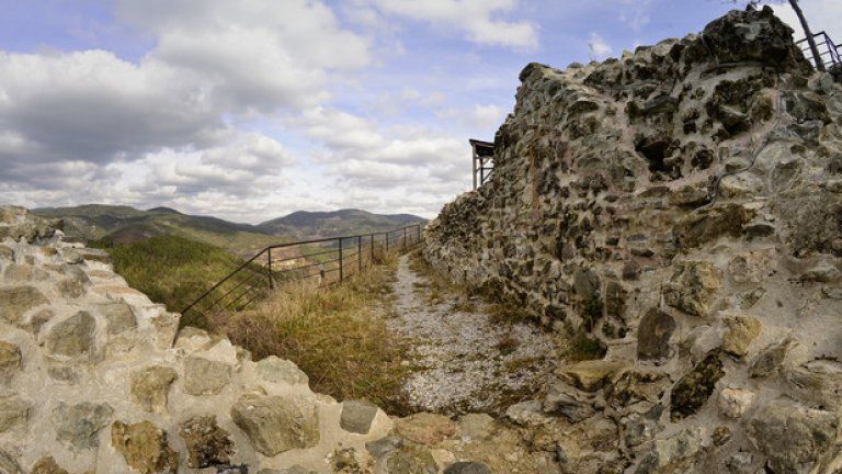 Крепостта е разположена на живописен връх, близо до смолянското село Градът.