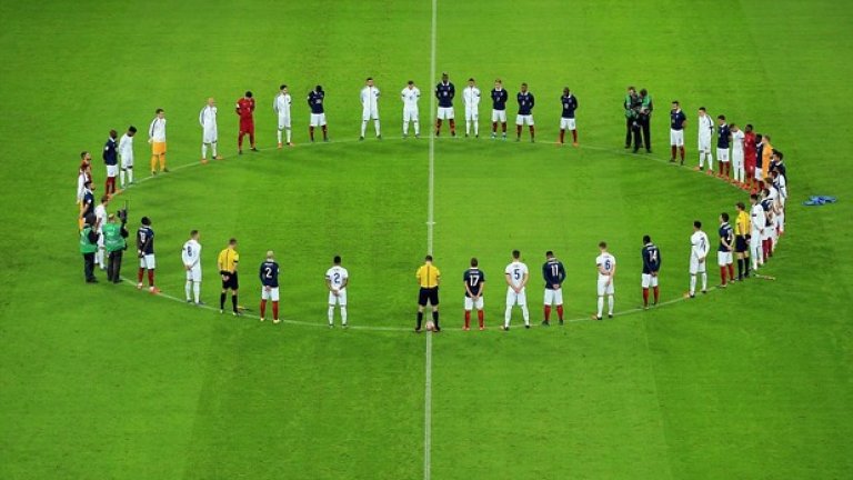 Английските и френските играчи се наредиха в кръг за минутата мълчание, нарушавайки традицията да я спазят поотделно. Още един жест на единение и съпротива.