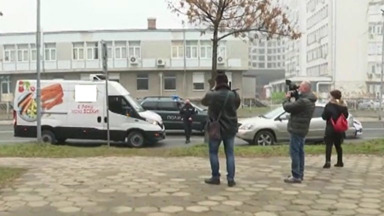 И, както обичат да казват някои, ваксините в буса за кренвирши буквално взривиха интернет