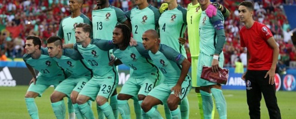 7. Момчетата, които си направиха селфи с Роналдо и се снимаха в отборната снимка на Португалия на полуфинала срещу Уелс

