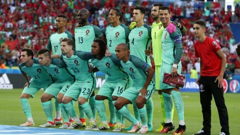 7. Момчетата, които си направиха селфи с Роналдо и се снимаха в отборната снимка на Португалия на полуфинала срещу Уелс
