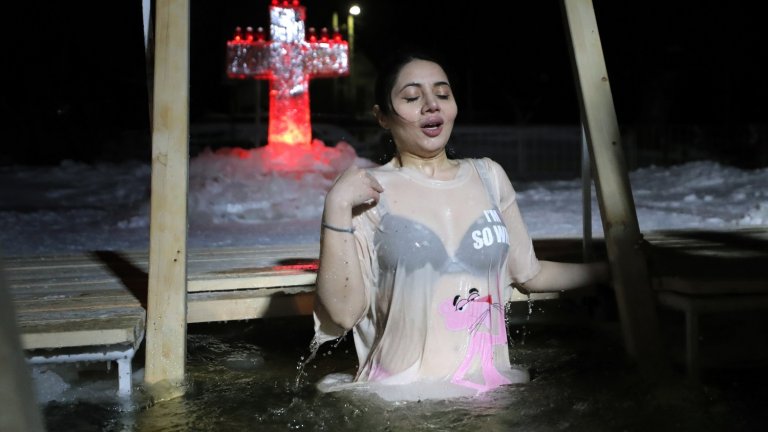 На Богоявление Иисус Христос е кръстен във водите на река Йордан и за много хора символичното потапяне във водоем е начин да се почете този празник.