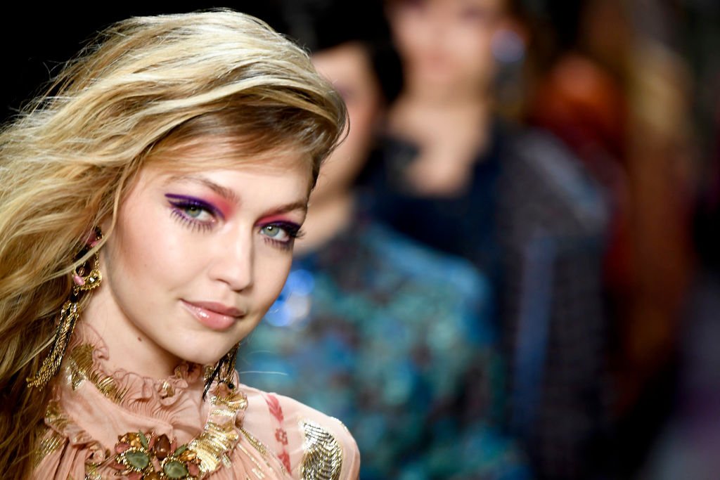 Постига се сравнително трудно и е по-добре да се насочите към фризьор, който да изсветли по правилния начин косата и да вкара по-светли кичури в подходящия тон, за постигане на максимално перфектен резултат