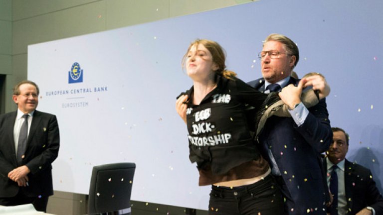 Президентът на ЕЦБ Марио Драги наблюдава как охраната се опитва да укроти 21-годишната Йозефине Вит