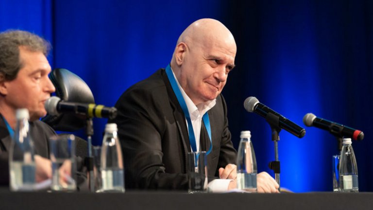 "Българските политици са доста безогледни и развратни в любовта си", написа още шоуменът