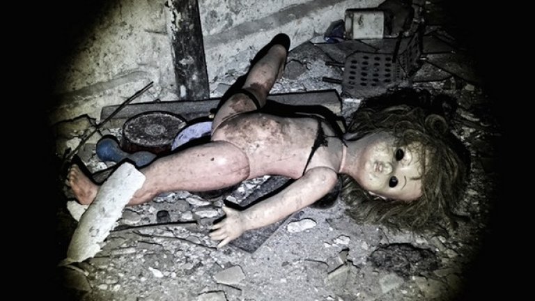 Кукла, която се търкаля по пода на изоставената детска градина в Кърджали