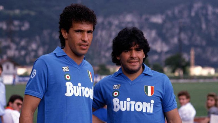 Латино ритми над Неапол. Марадона-Карека (и Алемао като халф зад тях) - каква поезия! Наполи никога няма да ги забрави с невероятните голове и победи, които донесоха.