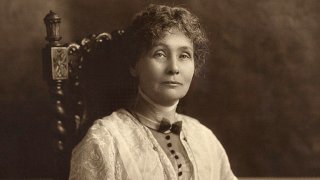 Emmeline_Pankhurst,_seated_(1913)