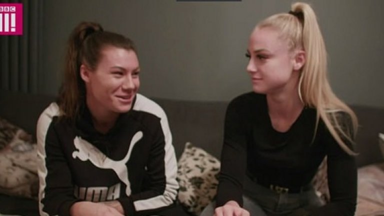 Алиша и Рамона разказват за споделения си футболен живот в кадър от документалния филм на "Би Би Си"