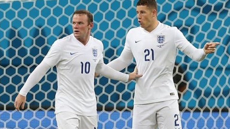 13.	Рууни и Баркли носят дълъг ръкав в джунглата
Дали заради силната им мачо-природа или поради друга причина, но Уейн Рууни, Рос Баркли и други играчи носят трико с дълъг ръкав под екипите си. Играчите на Англия направиха това дори и при сблъсъка си срещу Италия на стадиона в Манаус, който се намира в близост до амазонската джунгла, където температурите и влажността са нетърпими.