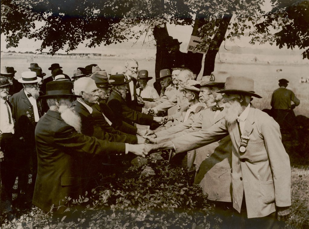 Reunion_of_Confederate_and_Federal_veterans_at_Gettysburg