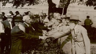 Reunion_of_Confederate_and_Federal_veterans_at_Gettysburg