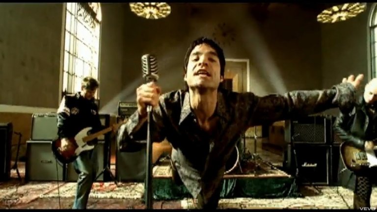 Train - Drops of Jupiter
Един от безспорните хитове на 2001 г. беше Drops of Jupiter - приятна поп-рок песен, а Train оставиха след себе си отворена вратата за толкова други мелодични рок банди, посветили се на това да размекват женски сърца. 20 години по-късно и песента, и групата изглеждат точно подходящи за времето си.