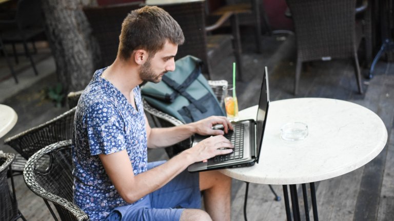 Хем стоят с часове наред на по едно кафе, хем имат претенции ако може да се намали музиката