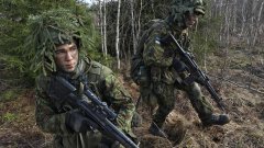 Защо Естония обмисля задължителна казарма и за жените