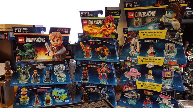 Легото е класически подарък, но видеоиграта Lego Dimensions и конструкторите от същата серия са особено популярни тази година. Dimensions събира Лего герои от 14 различни вселени, включително супергероите на DC Comics, тези от „Властелинът на пръстените”, „Магьосникът от Оз”, „Доктор Ху”, „Джурасик свят”, видеоиграта Portal 2 и още доста други. Обединяването на Фродо, Батман и семейство Симпсън в една и съща история е способно да привлече не само децата.
