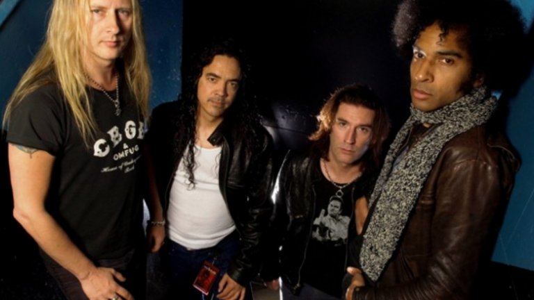 Alice In Chains - Check My Brain
При Alice In Chains нещата винаги ще се делят на "Преди" и "След" смъртта на Лейн Стейли. Енигматичният вокалист на сиатълската група наистина придаваше едно колкото болно, толкова и магичско звучене. Идването на Уилям Дювал обаче възроди групата и доведе до създаването на някои страхотни песни. Такава е и Check My Brain, която започва с изключително отличим риф, който е един от най-добрите за цялата история на групата. Тук, разбира се, можехме и да сложим Man In The Box, но китарите в Check My Brain наистина се забиват в главата ти (по един агресивен, но хубав начин).