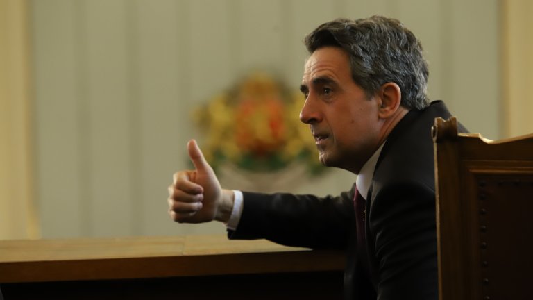 Президентът Плевнелиев очевидно харесва това. На негово място всеки би бил доволен, че не той е държавен глава по време на цялата тази каша.