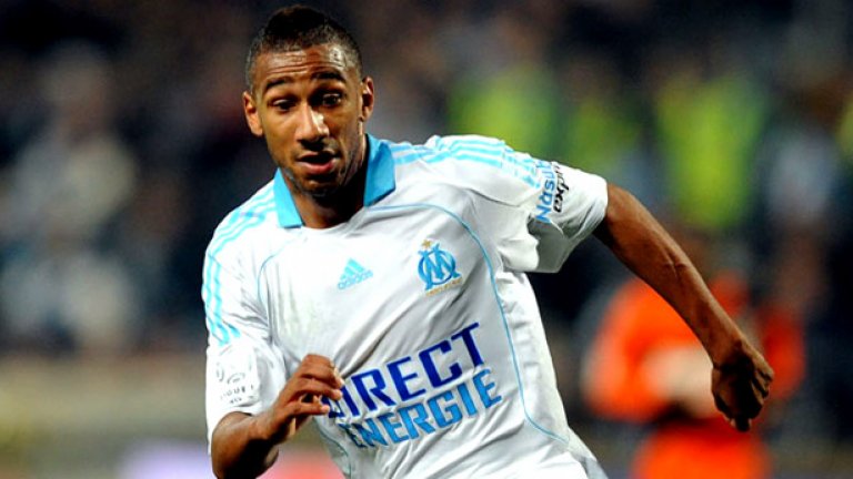 Гранден е един младеж с много качества,  но не чува какво му се говори. Като му кажете, че ще играе титуляр, веднага отива на дискотека, казва бившият му треньор Дюма