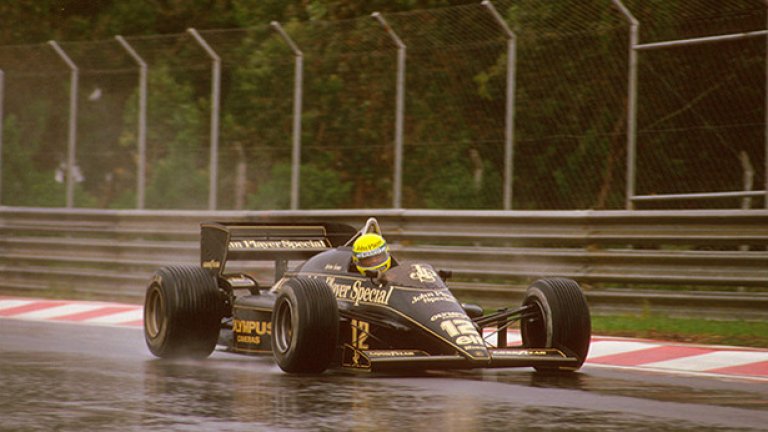 В хода на състезанието дъждът се усилва и намалява, което според Сена прави "всеки завой различен"