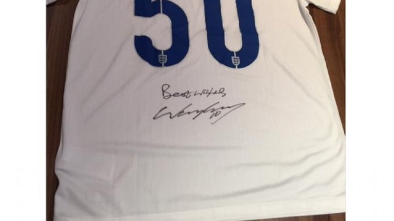 9. Малко изпросено, но все пак... Заради 50-ия си гол с националната фланелка на Англия, Рууни раздаде три тениски с №50 на гърба, но избра само сред тези, които ретуитнаха туита и го последваха.