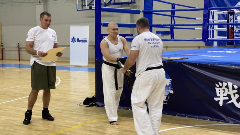 Шихан Иво Каменов, който е изпълнителен директор на Лигата и председател на Националната асоциация на бойните спортове в България, награждава Николай Атанасов