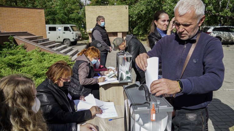 Вотът трябва да покаже дали живеещите в тези украински области искат да се присъединят към Русия.