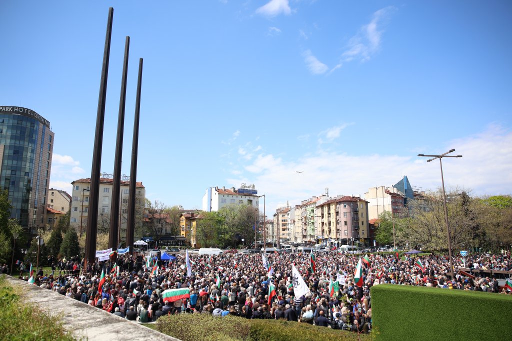 Протест в София иска мир, неутралитет и референдум с 6 въпроса (снимки)