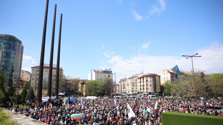 Протест в София иска мир, неутралитет и референдум с 6 въпроса (снимки)