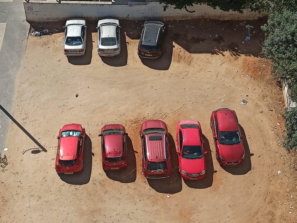 Red_cars_parking