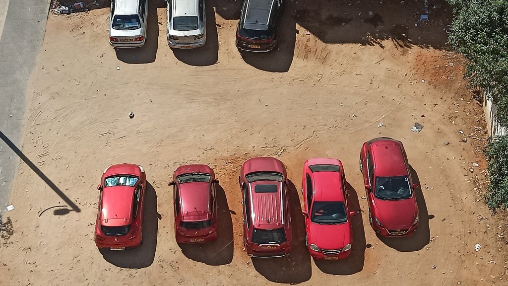 Red_cars_parking
