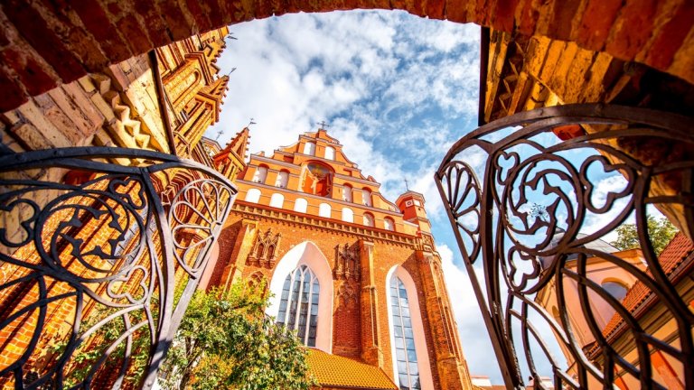 Спорната и дори скандална рекламна кампания за столицата на Литва Вилнюс очевидно работи.