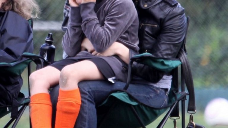 Ана Пакуин
Близнаците Попи и Чарли на Ана Пакуин всеки уикенд обуват бутонките.