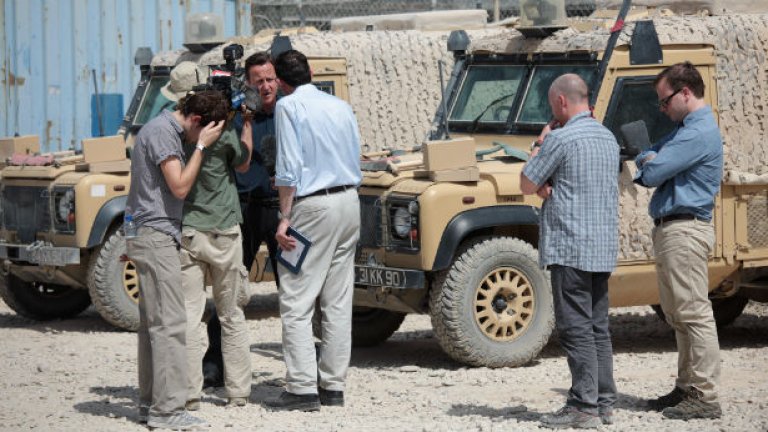 Журналисти отразяват посещение на британския премиер Дейвид Камерън в Афганистан 