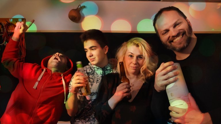 Подкастът за кино на Webcafe.bg този път е посветен на филмите с много алкохол (да е ясно: Пачето само позира, но поради ЕГН-то и под строг родителски контрол не е близвал. За другите не коментираме)