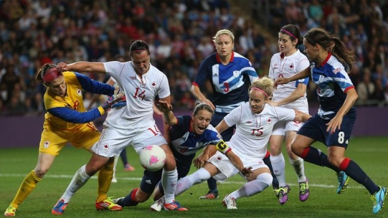 На ниска скорост. Противниците на женския футбол твърдят, че той е твърде бавен и приспивен. Без никакво съмнение скоростта е по-ниска в сравнение с мъжките мачове, но в крайна сметка причината е чисто физиологическа.