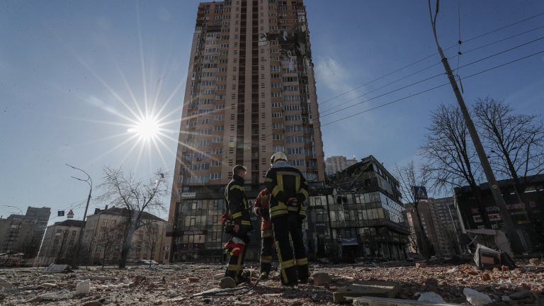 Жилищна сграда в Киев, поразена от руски ракетен удар