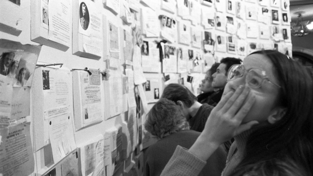 1920px-Wall_of_sorrow_at_the_first_exhibition_of_the_victims_of_Stalinism_in_Moscow