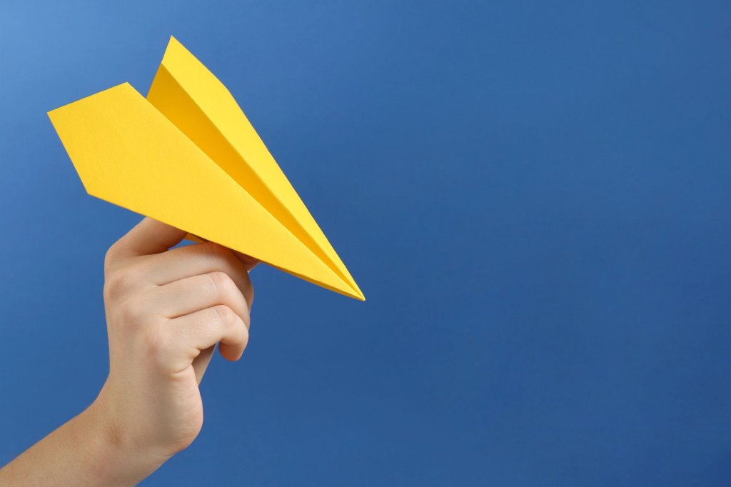 2017 - Хартиеното самолетче

Хартиеното самолетче е начин детето да покаже креативност и сръчност и само създаде своята играчка само от един лист хартия. Удовлетворението, когато то излети е несравнимо.