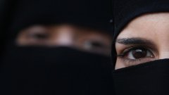 Бунтовниците от "Ислямска държава" следват строги "правила" - от отношението към девственици до причини за побой
