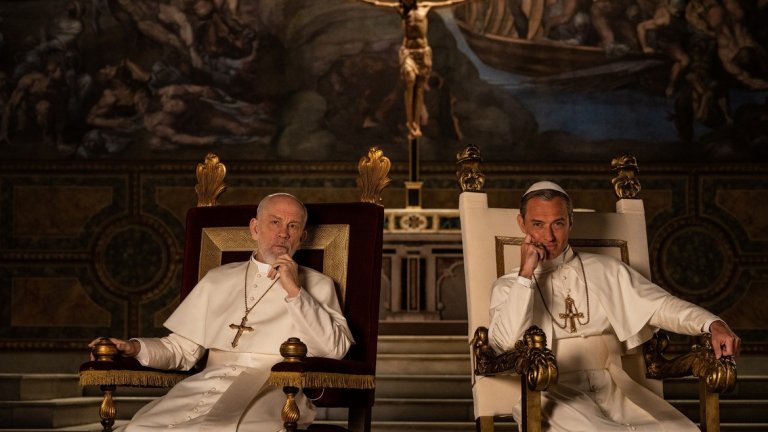 Новият папа / The New Pope
(HBO, 10 януари)

Малкович. Лоу. Сорентино. Само тези три имена превръщат "Новият папа" в чакано заглавие на малкия екран. Става дума за продължението на "Младият папа" (The Young Pope), като режисьор отново е Паоло Сорентино. Джон Малкович е в ролята на новия папа от заглавието - Йоан Павел III. Но къде е старият - Пий XIII (Джуд Лоу)? В кома, макар това да не му пречи да има хиляди последователи. А самият факт, че е жив, подкопава авторитета на Йоан Павел III и води до нова, интересна динамика в политиката на Ватикана.